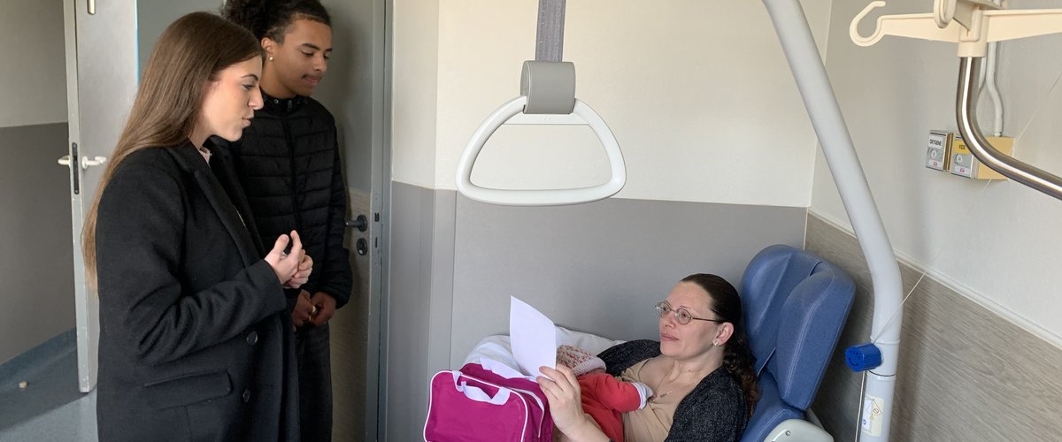 Ces deux adolescents se rendent à la maternité pour offrir des cadeaux aux nouvelles mamans en Aveyron