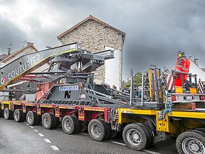 Convoi exceptionnel en Aveyron : beaucoup de spectateurs sont venus admirer les étapes finales du camion de 342 tonnes