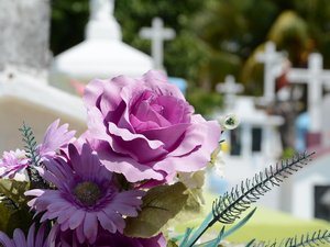 Drame dans un cimetière : venue se recueillir sur la tombe de sa fille, une femme chute mortellement dans un caveau