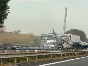 VIDÉO. Un poids lourd traverse le terre-plein central de l'autoroute et percute trois autres camions et deux véhicules, deux morts