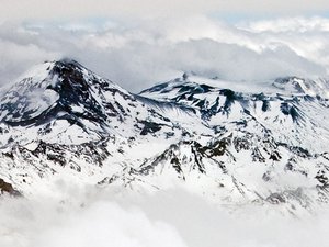 Malgré le silence de leur mère, deux soeurs retrouvent en montagne le sac à dos de leur père alpiniste mort il y a 40 ans