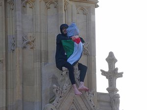 VIDÉO. Insolite : un homme escalade l'horloge Big Ben et se perche à plusieurs mètres de haut en brandissant un drapeau de la Palestine