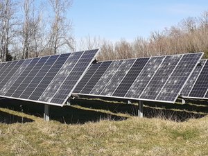 Ce parc de l'Aveyron souffre encore de la tempête de grêle de l'été 2024 : des milliers de panneaux solaires détruits