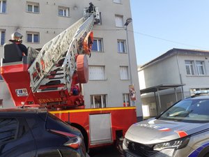 Coincée dans son appartement après avoir perdu ses clés : spectaculaire sauvetage d'une femme de 76 ans par les pompiers