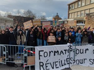 Pass Culture, égalité femme-homme : les élèves manifestent à Rodez ce mardi 11 mars devant le lycée Foch