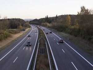 Insolite : le bus l'abandonne sur une aire de repos, il reprend la route à pied avec sa valise... sur l'autoroute