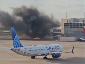 VIDEO. Un avion d'American Airlines avec 178 personnes à bord prend feu après l'atterrissage : ce que l'on sait