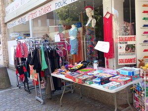 Le Secours populaire : une friperie solidaire de seconde main pour faire des économies à Villefranche-de-Rouergue