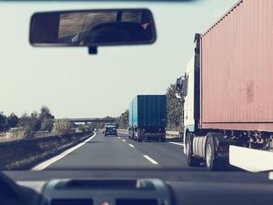 Il ouvre la portière et se jette de la voiture en marche sur l'autoroute : le jeune homme a ensuite été percuté mortellement