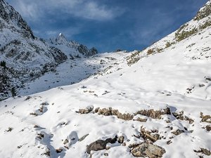 Un jeune couple de randonneurs disparaît dans les Pyrénées : ils sont découverts par hasard, 24 heures plus tard, épuisés dans un refuge