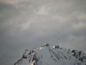 Pris dans une avalanche de près de 800 mètres, un skieur expérimenté décède dans les Pyrénées