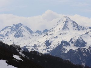 Drame mortel dans les Pyrénées : un skieur emporté par une avalanche sur près de 800 mètres