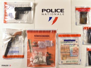 Deux dealers interpellés en flagrant délit à Rodez : la police découvre un assortiment de drogues et des armes