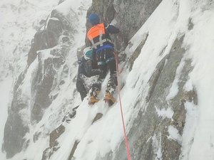 Bloqué sur une paroi dans la tempête avec un crampon et un gant en moins, un périlleux sauvetage à l'ancienne pour secourir l'alpiniste