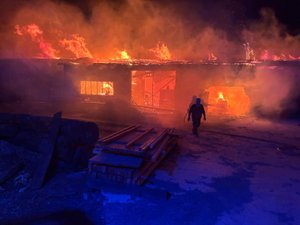 Impressionnant incendie dans une scierie : retour en images sur l'intervention des pompiers de l'Aveyron