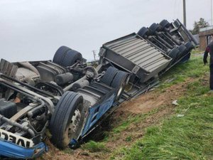 EN IMAGES. Retourné par le vent, un camion effectue une sortie de route spectaculaire dans un village de l'Aveyron, plus de peur que de mal pour le chauffeur