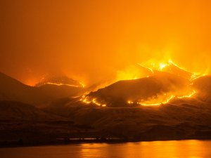 Près de 50°C, risques d'inondations et d'incendies, canicules prolongées... découvrez les effets du réchauffement climatique en France d'ici 2100