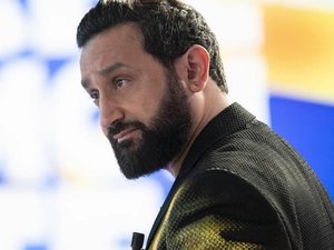 Suite à une affiche caricaturant Cyril Hanouna, La France insoumise se retrouve condamnée pour atteinte au 