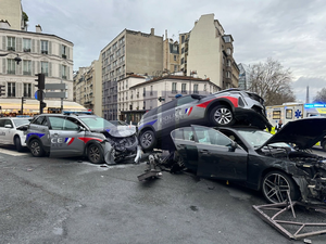 VIDEO. Les images sidérantes du carambolage en plein Paris de trois voitures de police avec un conducteur en fuite