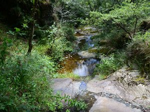 Entre Compolibat et Belcastel, quand la rivière Aveyron serpentait entre fantôme, pêche et Résistance