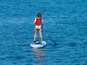 Deux adolescentes à la dérive en pleine mer, passent la nuit accrochées l'une à l'autre sur un paddle avant d'être sauvées