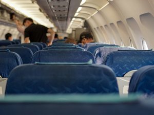 Constipé, un passager se retrouve mis à nu par le pilote puis menotté à sa descente de l'avion... pour être resté trop longtemps aux toilettes