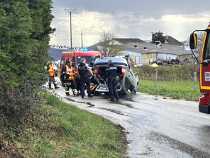 La voiture se retrouve sur le toit après un accident en Aveyron : une femme de 65 ans blessée est désincarcérée par les secours