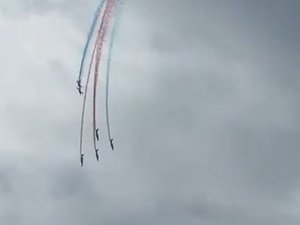 VIDÉO. Deux avions de la Patrouille de France se percutent dans les airs, trois pilotes ont pu s'éjecter à temps et ont été retrouvés