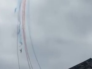 "À deux cents mètres près, ils étaient sur notre bureau" : les avions de la Patrouille de France qui se sont touchés en plein vol se sont écrasés sur une entreprise