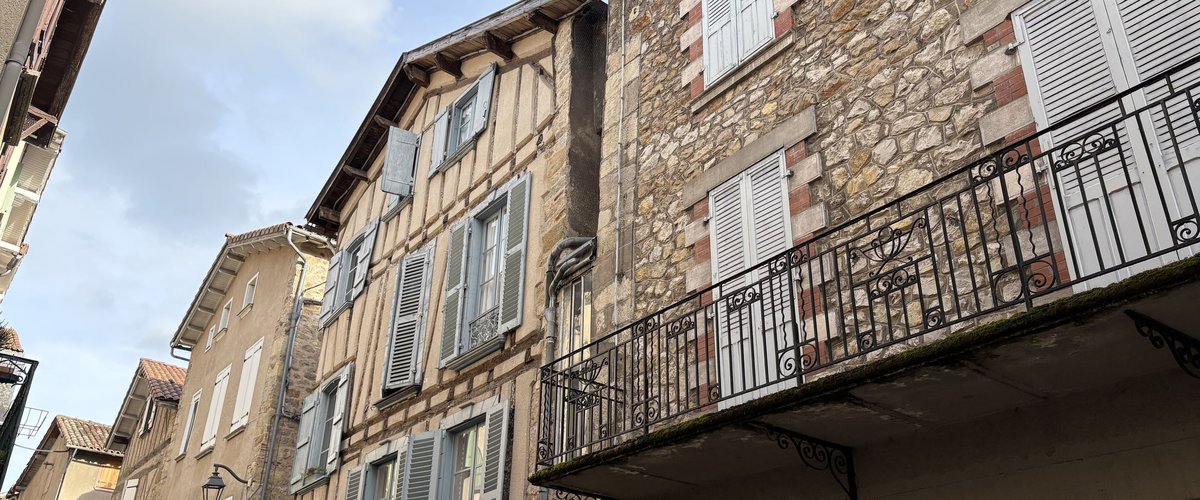 Ils brûlent des affaires dans leur cheminée : les secours déboulent avec les grands moyens au cœur de cette bastide de l'Aveyron