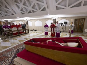 Mort du pape : images de François dans son cercueil, dates de son exposition et des funérailles... On fait le point