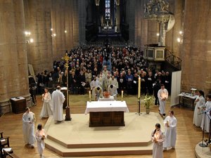 Lors d'une messe en la cathédrale de Rodez, la communauté catholique de l'Aveyron rend un dernier hommage au pape François
