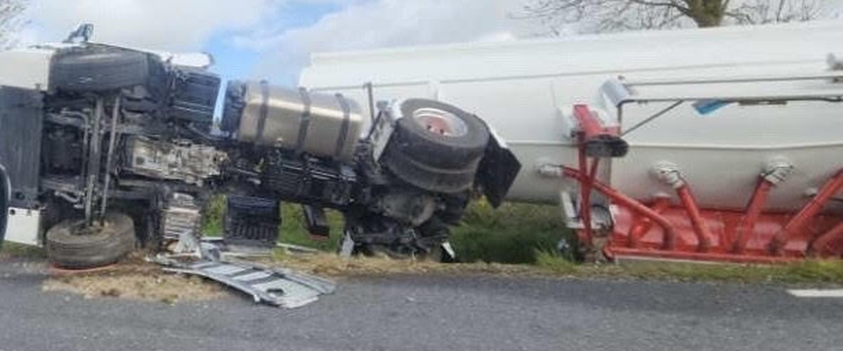 Un camion-citerne se couche sur la RD 911 après une collision avec une camionnette à Pont-de-Salars, une déviation mise en place