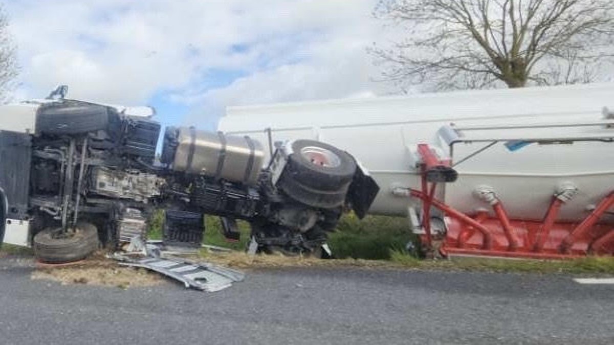 Un camion-citerne se couche sur la RD 911 après une collision avec une camionnette à Pont-de-Salars, une déviation mise en place