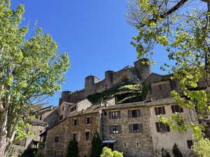 Votre été en Aveyron : partez sur la route du GR 736 et des seigneurs du Rouergue à la découverte de Brousse-le-Château, un joyau médiéval