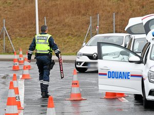 Il fait mine de se garer et prend la fuite sur l'autoroute, une course-poursuite s'engage avec les douaniers alors qu'il roule sur les jantes