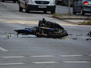 Le champion du jour : il relève la visière de son casque, fait des clins d'oeil à une gendarme... et percute une voiture