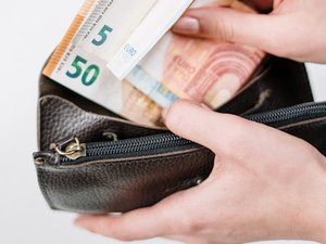 Un collégien perd son porte-monnaie avec toutes ses économies lors d'un voyage scolaire : son bienfaiteur le lui renvoie par la poste