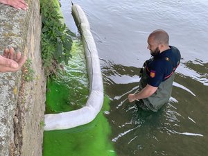 Des hydrocarbures se déversent dans la rivière : de gros moyens déployés dans le centre de Saint-Affrique pour limiter la pollution