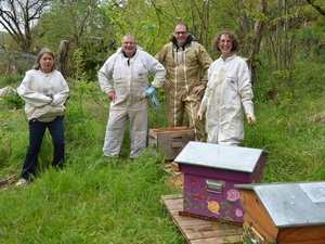 Cette doctoresse en biochimie met ses connaissances au service de l'apiculture en Aveyron