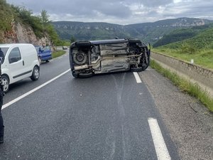 Drame évité en Aveyron : la voiture se couche sur un côté au milieu de la route