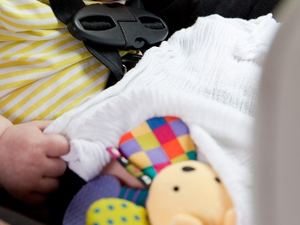 Le père oublie son bébé de 3 mois dans la voiture garée en pleine chaleur sur le parking du travail