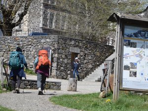 Chemins de Saint-Jacques : avec les pèlerins, la saison des coquilles revient en Aubrac