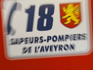 Le chargement d'un camion de bottes de paille part en fumée sur une route de l'Aveyron