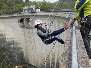 Insolite : une descente en rappel guidée hors du commun sur ce barrage de l'Aveyron pour 40 courageux