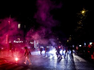 Ligue des Champions : une voiture percute les supporters du PSG qui célébraient la victoire de Paris près des Champs-Elysées