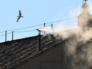 DIRECT. Une fumée blanche s'envole de la chapelle Sixtine de Rome : habemus papam !