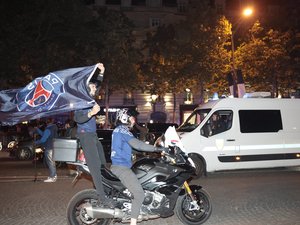 PSG-Arsenal : une voiture roule sur la foule lors des célébrations des supporters, le conducteur interpellé, un mineur toujours dans un état grave