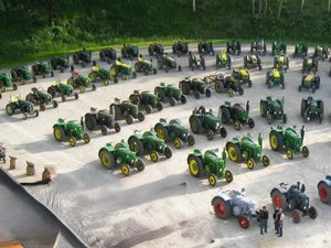 Un rassemblement festif en Aveyron autour d'une marque de tracteurs emblématique qui fête cette année ses 75 ans