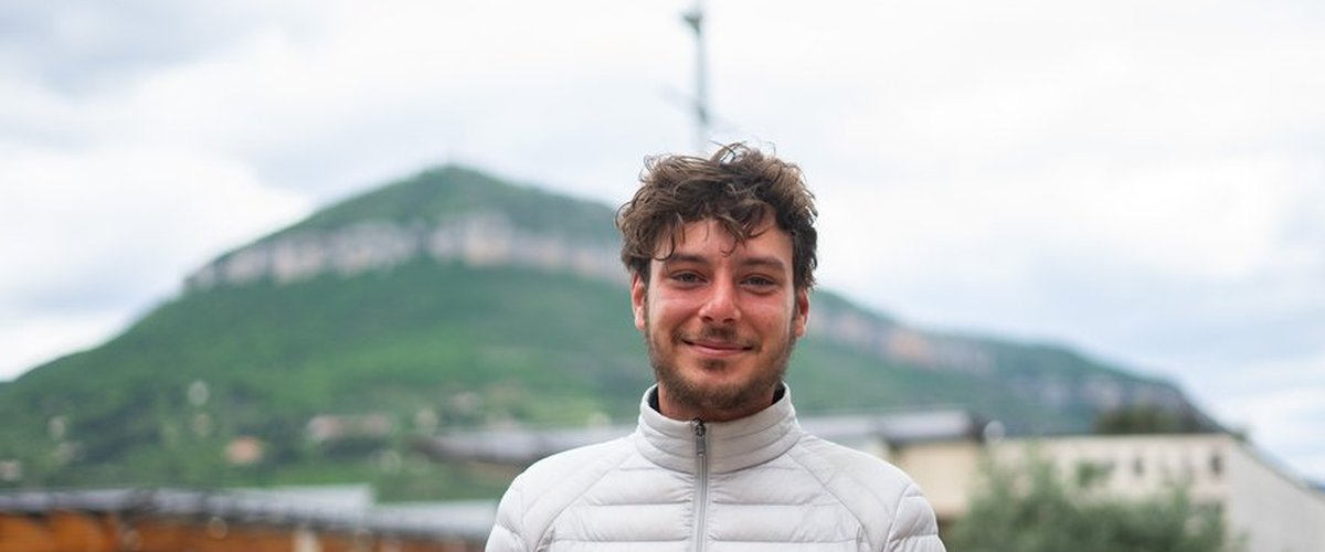 Les marcheurs de Saint-Jacques sont de très bons conseils : pendant sa traversée de la France à pied, Pierre fait une escale à Millau